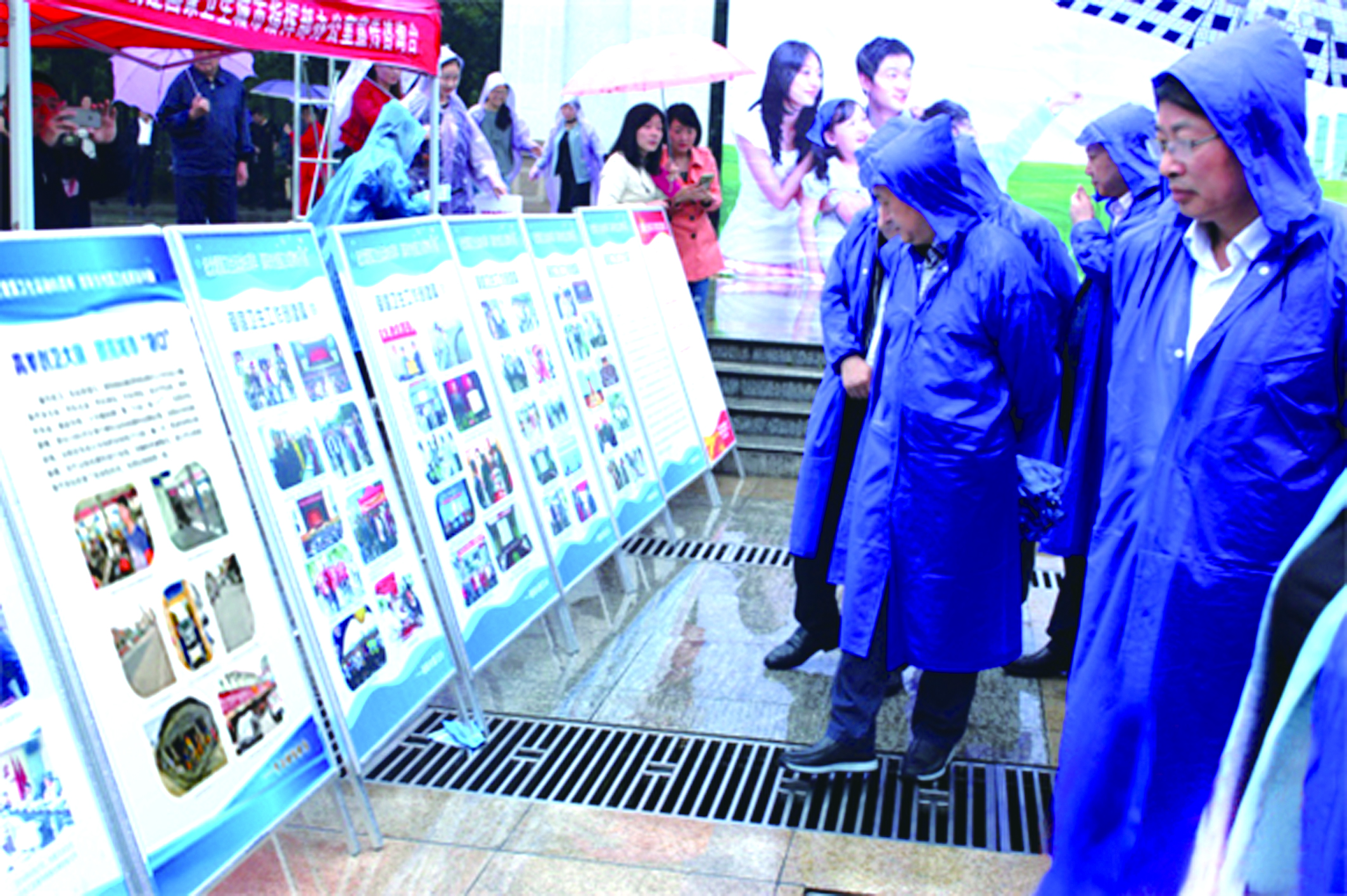 圖為市民冒雨在觀看我司圖文并茂創(chuàng)衛(wèi)成果展板。