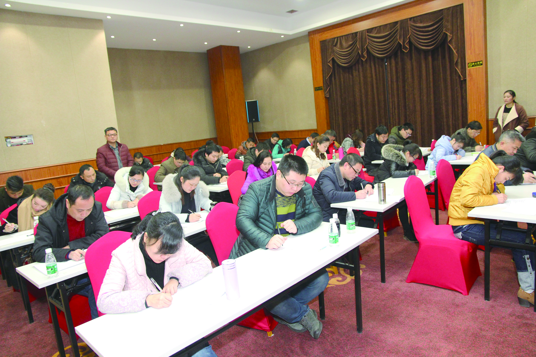 1月15日，42名基層骨干正在認(rèn)真答題