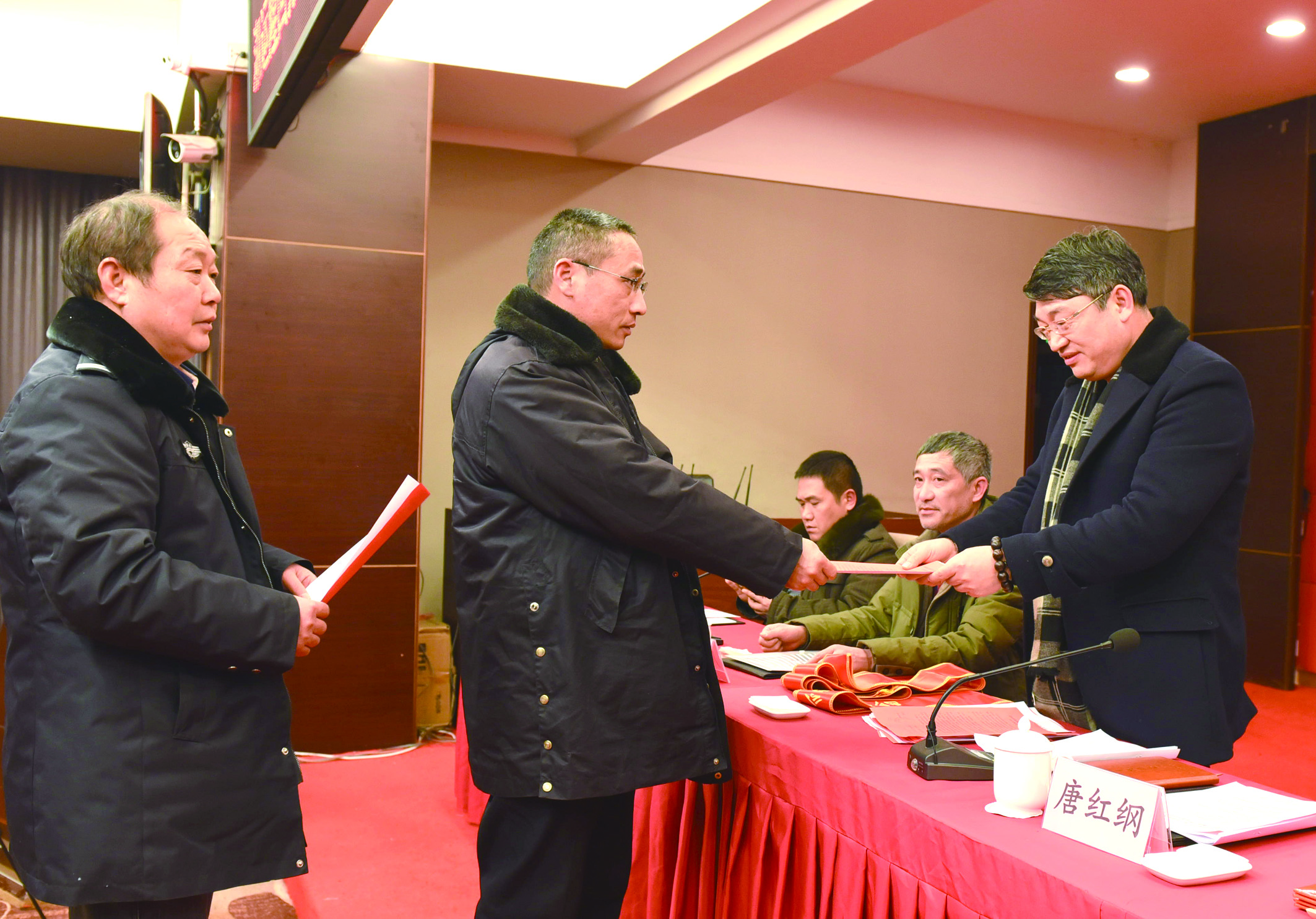 1月30日，隆回分公司召開(kāi)2017年工作總結(jié)表彰大會(huì)暨2018年春運(yùn)工作動(dòng)員大會(huì)。