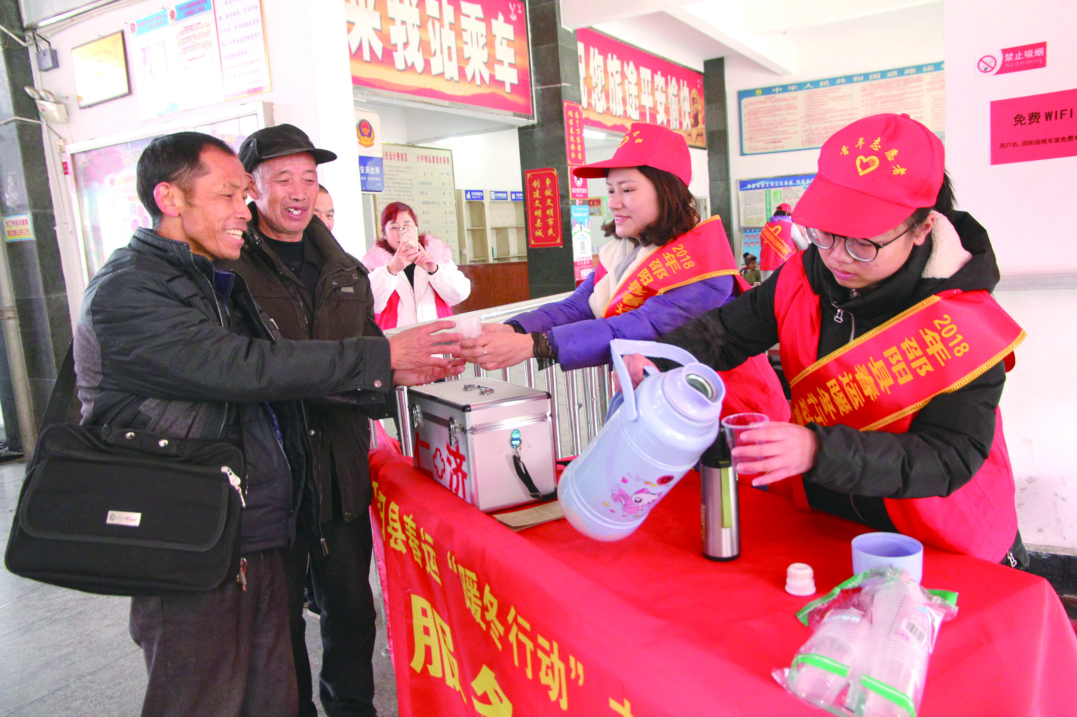 16名志愿者活躍邵陽(yáng)縣汽車(chē)站