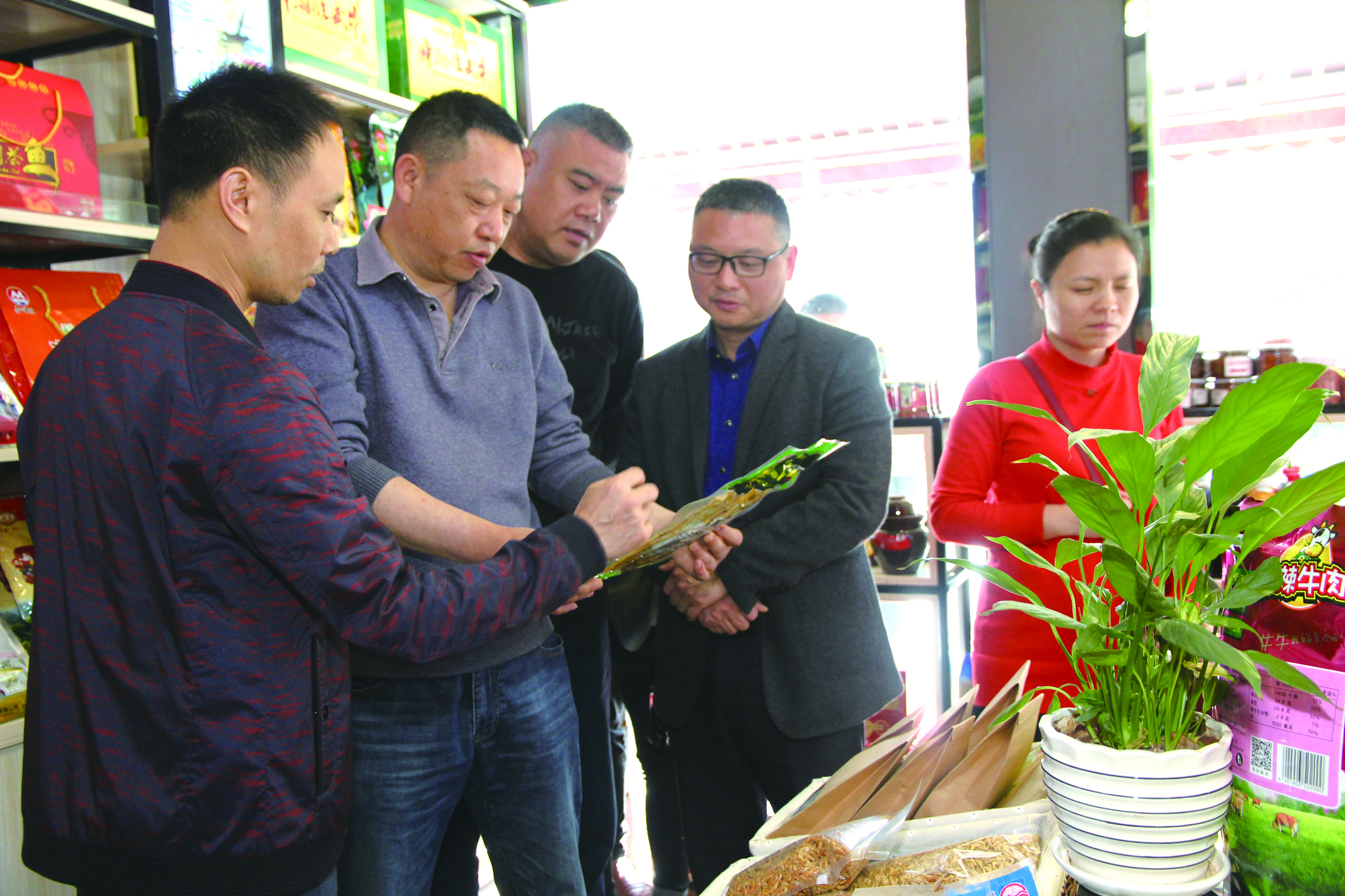 集團(tuán)公司董事、副總經(jīng)理何偉紅帶領(lǐng)骨干學(xué)員在郴汽集團(tuán)考察“郴味特產(chǎn)”