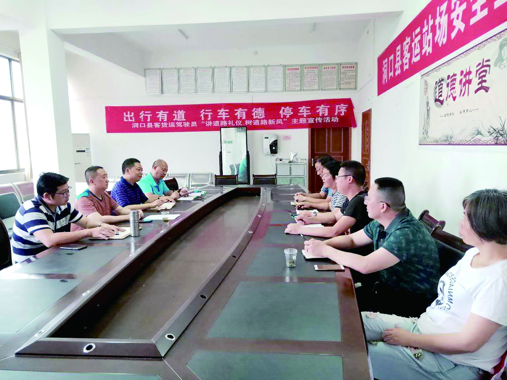 6月12日至13日，集團(tuán)公司董事、副總經(jīng)理唐新宇率辦公室、房產(chǎn)基建、企管部門負(fù)責(zé)人深入分公司就門面合同等事項(xiàng)進(jìn)行核查和清理，并對(duì)門面經(jīng)營(yíng)狀況調(diào)研。據(jù)悉，兩天時(shí)間核對(duì)門面合同144份。 ? 為切實(shí)加強(qiáng)企業(yè)內(nèi)部管理，集團(tuán)公司決定對(duì)全司門面管理開展清理，成立集團(tuán)公司門面清理領(lǐng)導(dǎo)小組以抓好此項(xiàng)工作。圖為唐新宇（左二）在洞口客運(yùn)分公司部署相關(guān)工作。 祖冠 攝影報(bào)道