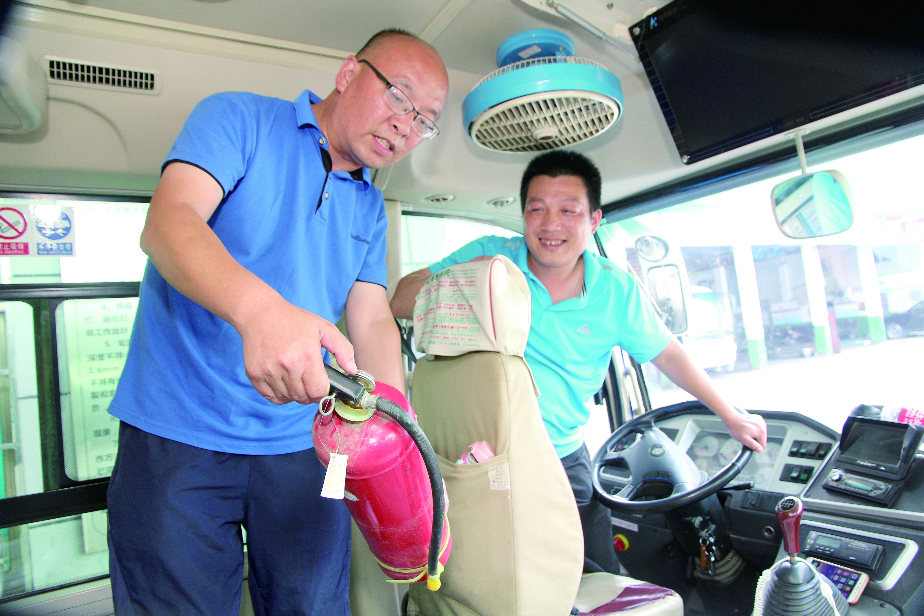 安全稽查兩不誤 ——記集團公司優(yōu)秀共產黨員、隆回汽車西站副站長李擁政 肖秀華